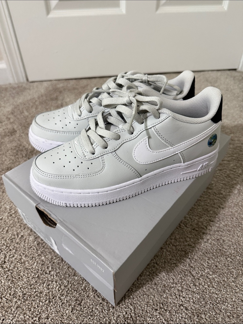 Boys Nike Air Force 1 Low — Light Gray & White with Black Heel Tab